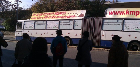 Autobus s vulgárními nápisy na Smíchovském nádraží v Praze pobouřil cestující