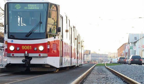 Tramvaje se do Poděbradské ulice vrátily po rekonstrukci trati po dvou a půl...
