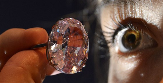 Rový diamant byl pvodn vydraen za 1,7 miliardy korun.