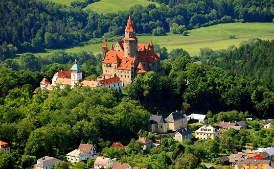 Hrad Bouzov. Také o nj nmetí rytíi v rámci restitucí poádali.