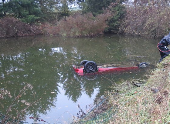 V Tedraicích spadlo auto do nádre. idi se utopil.