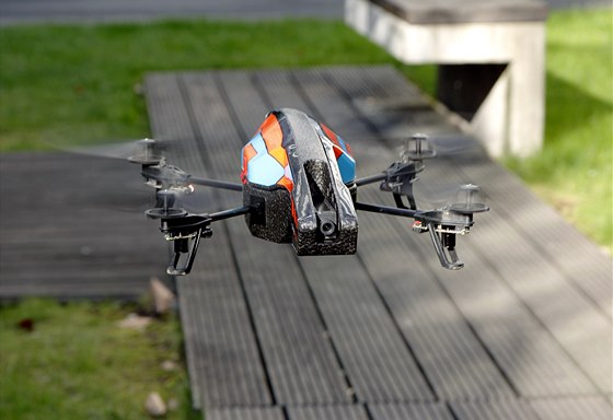 Dálkově řízený stroj Parrot AR.Drone