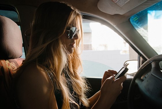 Řidiči se většinou shodnou, že mobil za volant nepatří. Přesto jej používají.