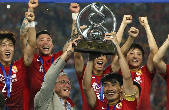 Marcello Lippi, trenér Kuang-ou, a kapitán týmu eng i se radují s trofejí...