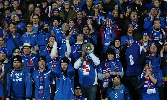 Islandtí fanouci bhem úvodního utkání baráe o postup na mistrovství svta...