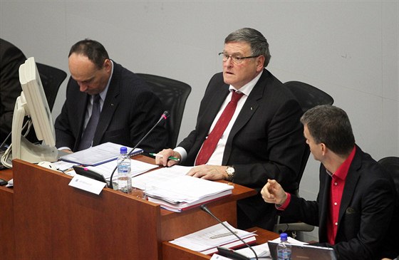 Hejtman Kraje Vysočina Jiří Běhounek (uprostřed) tvrdí, že analýza sdružení Oživení nebyla kvalitně zpracovaná.
