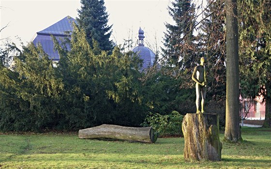 V parku ve Zboí jsou rozmístné i sochy zdravotn postiených.