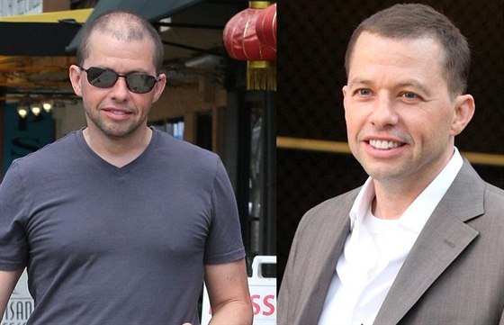 Jon Cryer vlasy finguje barvou a speciálním pudrem.