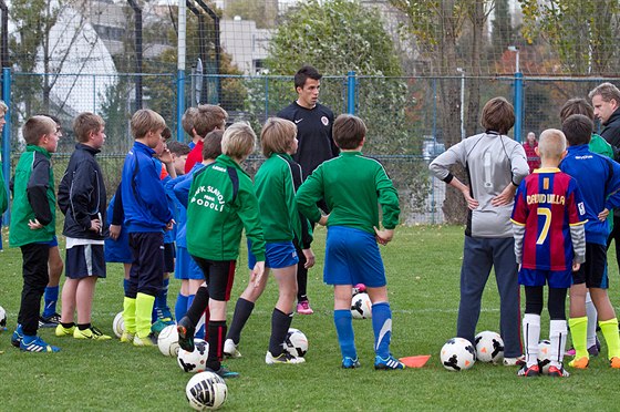 NA TRÉNINKU. Sparanský fotbalista Roman Polom na tréninku mezi malými hrái...