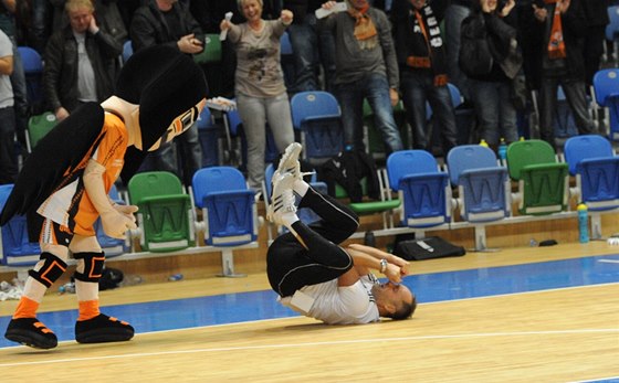 Mostecký trenér Duan Poloz se raduje z postupu do osmifinále  Poháru EHF. 