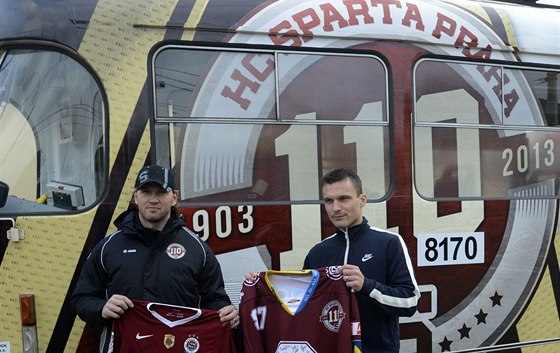 Sparanská tramvaj. Na snímku jsou hokejista Petr Ton a fotbalista David Lafata.