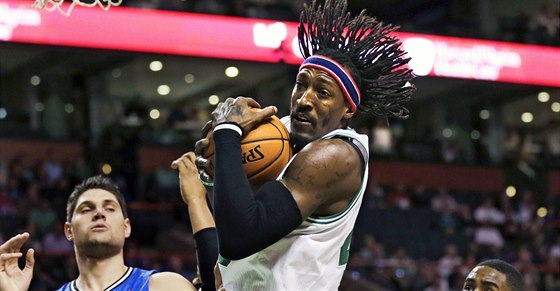 Bostonský forward Gerald Wallace sledovaný   Nikolou Vueviem (vlevo) z...