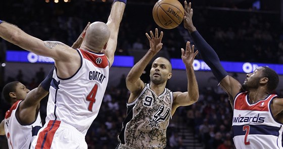 Tony Parker (uprosted) ze San Antonia v souboji s washingtonskými...