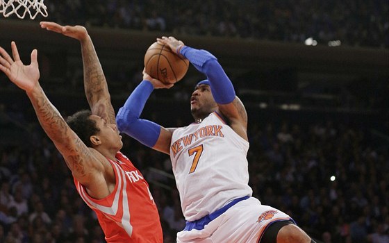 Carmelo Anthony z New Yorku útoí pes bránícího Grega Smithe na ko Houstonu.