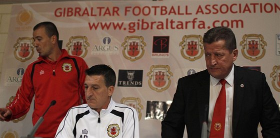Gibraltarský trenér Allan Bulla (uprosted), kapitán týmu Joseph Chipolina...