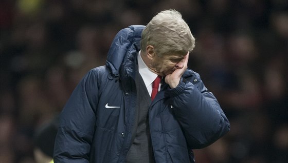 Arséne Wenger, trenér Arsenalu, zklamaný po poráce s Manchesterem United.