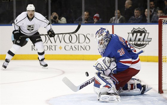 Henrik Lundqvist z NY Rangers vráí puk bhem souboje s Los Angeles, sleduje ho...