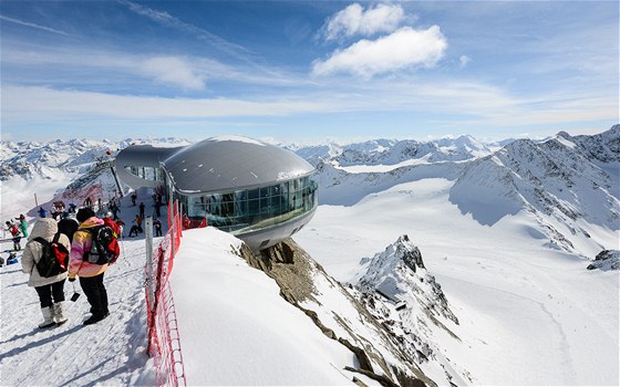 Pohled na Cafe 3 440 - nejvyšší kavárnu v Rakousku a zároveň nejvyšší lyžařský
