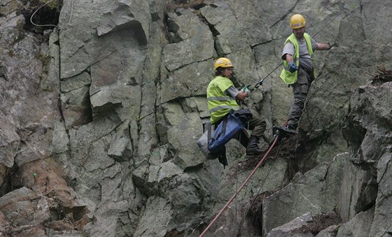 Horolezci pracovali na stabilizaci skal nad silnicí u Vrchlabí u v ervnu 2010.