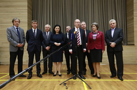 Zástupci sociálních demokrat a hnutí ANO po nedlní schzce v Prhonicích.