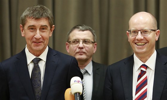 Andrej Babi, Lubomír Zaorálek a Bohuslav Sobotka po setkání ANO a SSD v...