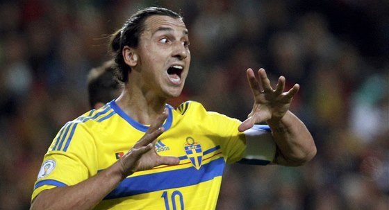 ROZÍLENÁ HVZDA. védský stelec Zlatan Ibrahimovic se zlobí v prbhu zápasu