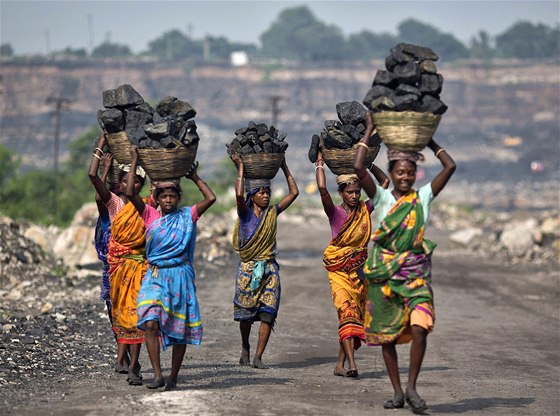 Indky odnáejí uhlí z oteveného dolu na východ zem, kde je míra