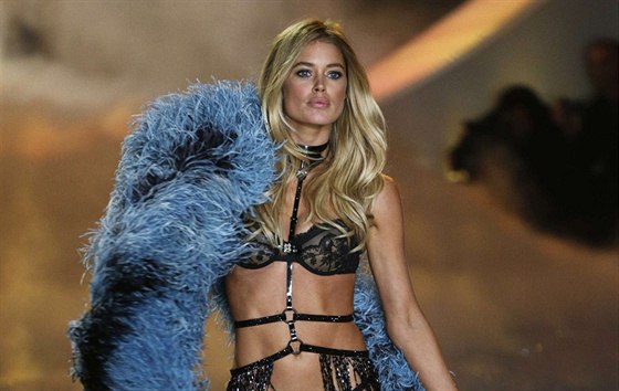 Doutzen Kroesová na pehlídce Victoria's Secret (13. listopadu 2013)