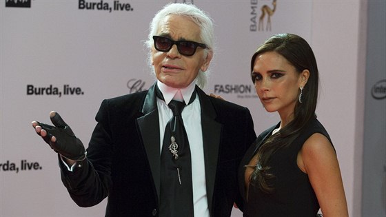 Karl Lagerfeld a Victoria Beckhamová (14. listopadu 2013)