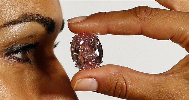 Do aukce jde vzácný růžový diamant. Cena může přesáhnout 1,7 miliardy