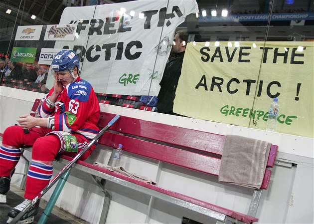 Aktivisté Greenpeace pi zápase Kontinentální hokejové ligy mezi celky Lev
