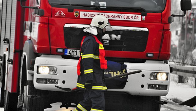 V areálu zlínské nemocnice hoří, hasiči evakuují pacienty