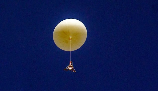 Startem balónu začal experiment Stratocaching. Vysílali jsme ze stratosféry  - iDNES.cz