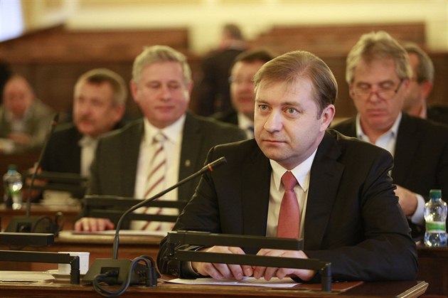 �éf poslanc� �SSD Roman Sklenák oznámil, �e strana zavetuje mo�nost, aby bylo narychlo vráceny do hry poplatky v nemocnici. Pomohou jim komunisté.