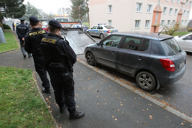 Auto dívky, kterou úto�ník v Plzni-Lobzích polil kyselinou.