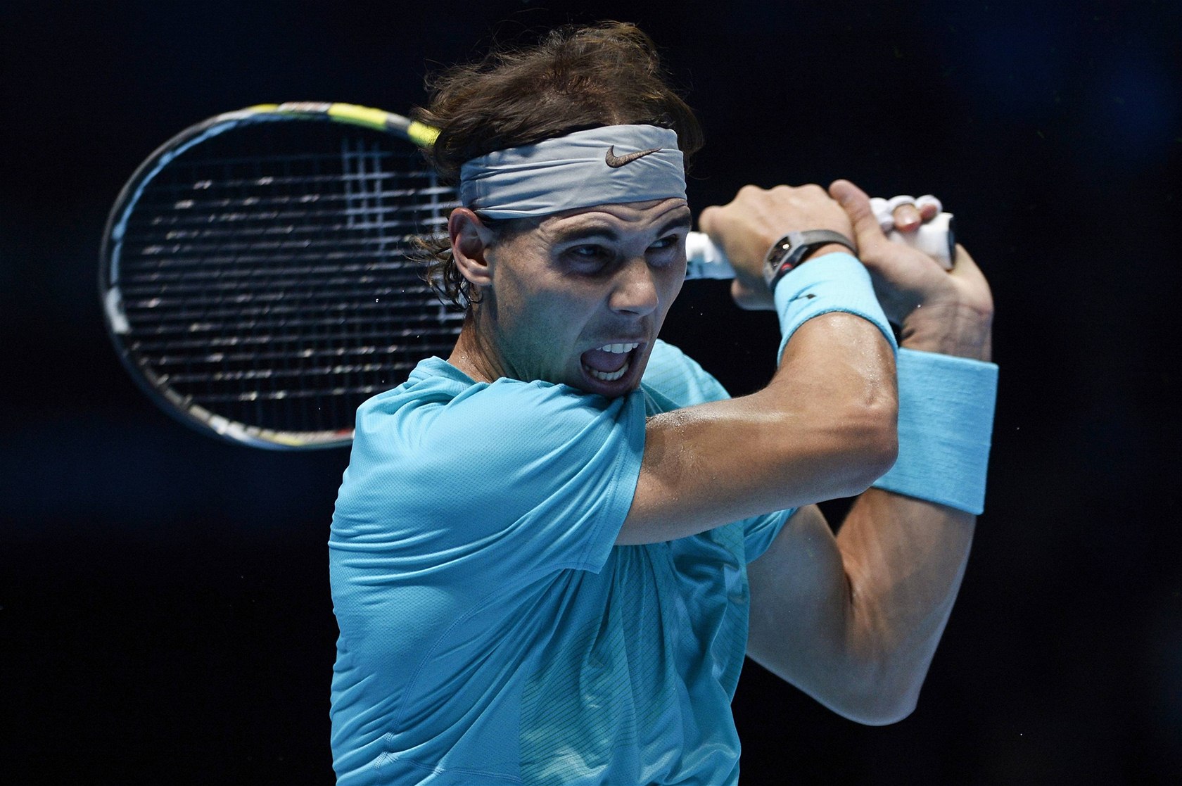 DO V�EHO NAPLNO. Se stejnou vá�ní, jako hraje tenis, se Nadal pustil i do zápolení v pokeru.