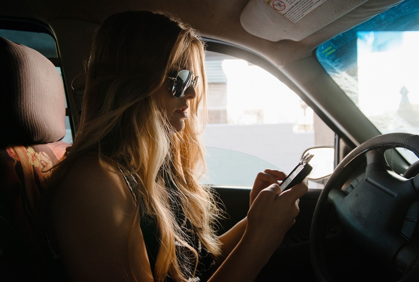 �idi�i se v�t�inou shodnou, �e mobil za volant nepat�í. P�esto jej pou�ívají.