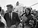 John Fitzgerald Kennedy se svojí enou Jacqueline po pistání na letiti v...