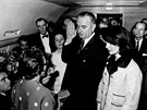 22. listopadu 1963. Lyndon B, Johnson na palub Air Force One skládá...