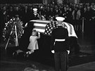 24. listopadu 1963. Jacqueline Kennedyová líbá rakev svéh manela. Vedle ní...