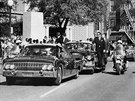 Tsn ped atentátem. Kennedyho kolona projídí ulicemi Dallasu.
