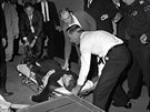 Tlo Lee Harvey Oswalda poté, co ho majitel noního klubu Jack Ruby zastelil v...