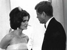 John Fitzgerald Kennedy se svojí enou Jackie na slavnostní veei v Bílém dom