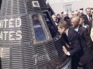 JFK nahlíí do kabiny Friendship 7, ve které astronaut John Glenn (vpravo)...