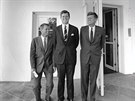 Brati Kennedyové v Bílém dom. Zleva Robert, Edward a John. (28. srpna 1963)
