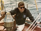 Kennedy na palub jachty pobení stráe u pobeí Maine (12. srpna 1963)
