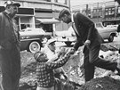Mladý senátor Kennedy agituje mezi dlníky v Massachusetts.