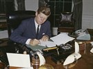 Kennedy podepisuje prohláení o zamezení dodávek sovtských raket na Kubu....