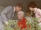 Kennedy se louí se svým otcem ped odjezdem z Hyannis Port. (3. srpna 1962)