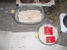 Policisté nalezli pt kilogram pervitinu, sedm kilogram pseudoefedrinu,...